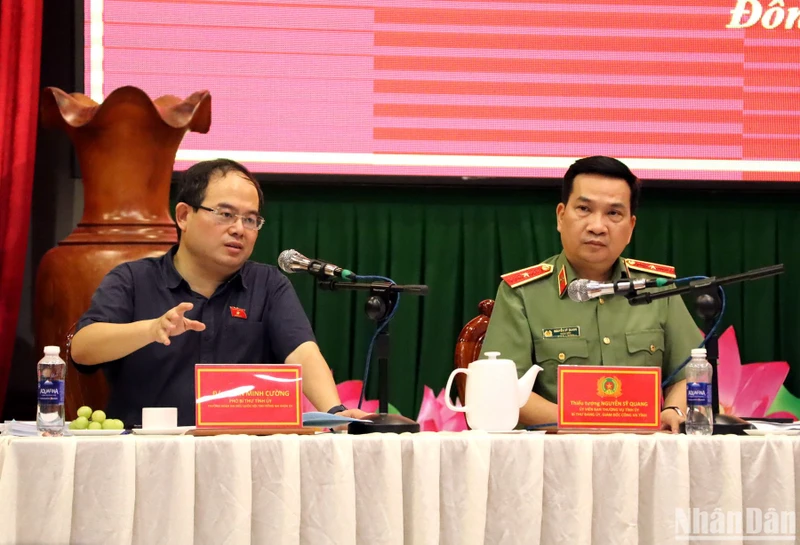 Đồng chí Quản Minh Cường, Phó Bí thư Tỉnh ủy, Trưởng Đoàn đại biểu Quốc hội tỉnh Đồng Nai phát biểu tại hội thảo. 