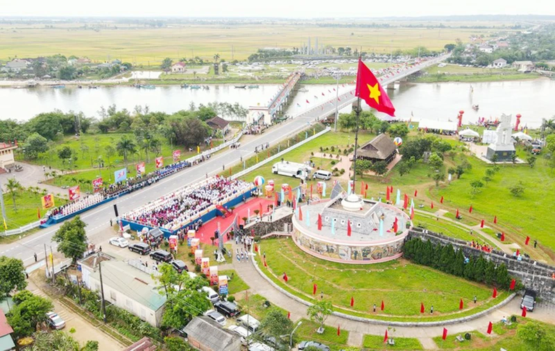 Lễ Thượng cờ Thống nhất non diễn ra tại Di tích quốc gia đặc biệt Đôi bờ Hiền Lương-Bến Hải vào sáng 30/4. 