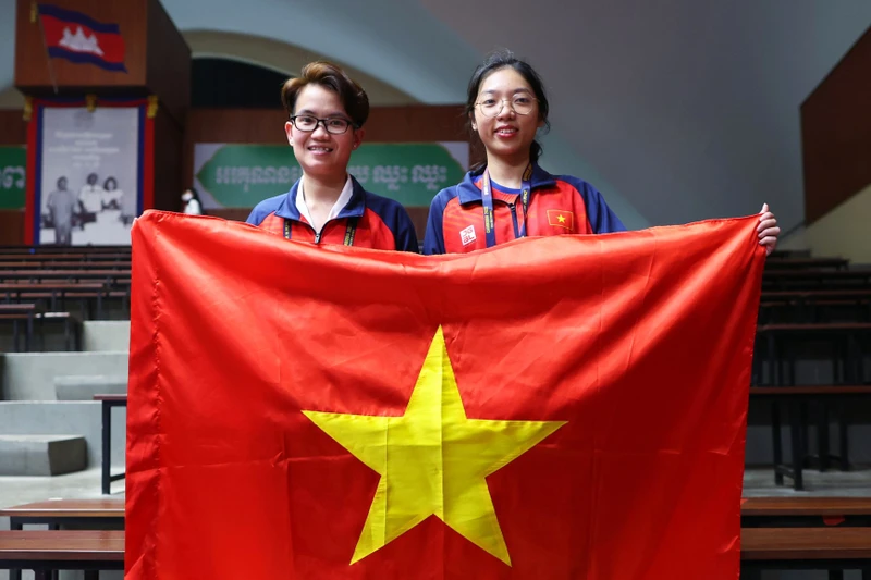 Hai nữ kỳ thủ Tôn Nữ Hồng Ân và Phạm Thanh Phương Thảo đã giúp Đoàn thể thao Việt Nam giành tấm Huy chương Vàng đầu tiên tại SEA Games 32 ở bộ môn cờ ốc. (Ảnh: TTXVN)