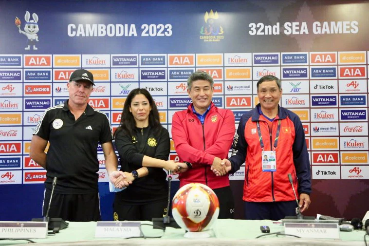 Các huấn luyện viên đội tuyển nữ của bảng A SEA Games 32 tại buổi họp báo ngày 2/5. (Ảnh: VFF)