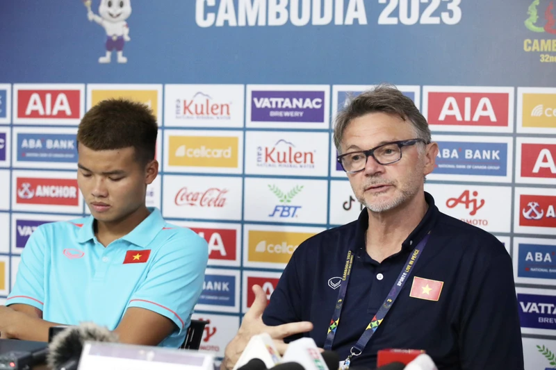 HLV Philippe Troussier và học trò Văn Tùng tham dự họp báo sau trận thắng Singapore 3-1. (Ảnh: VFF)