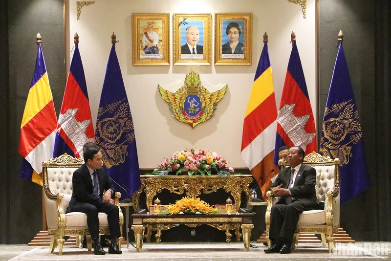 Phó Thủ tướng Trần Lưu Quang gặp mặt Phó Thủ tướng Campuchia Samdech Tea Banh.