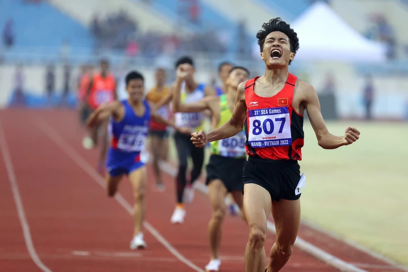 Vận động viên Lương Hữu Phước bứt tốc về đích, bỏ xa tất cả các đối thủ để đoạt Huy chương Vàng ở nội dung 1500m tại SEA Games 31. (Ảnh: Trương Anh Đức)