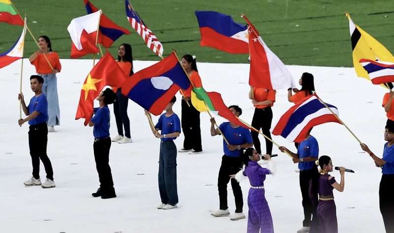 Quốc kỳ Việt Nam và Indonesia bị treo ngược tại Lễ khai mạc SEA Games 32. (Ảnh: Reuters)