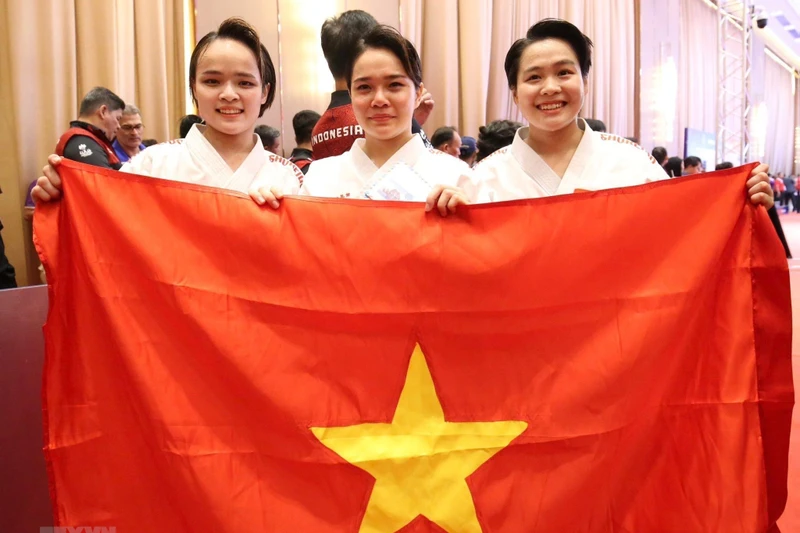 3 nữ vận động viên Đội tuyển Karate Việt Nam (Lưu Thị Thu Uyên, Nguyễn Ngọc Trâm, Nguyễn Thị Phương) giành Huy chương Vàng nội dung Kata đồng đội nữ. (Ảnh: TTXVN)