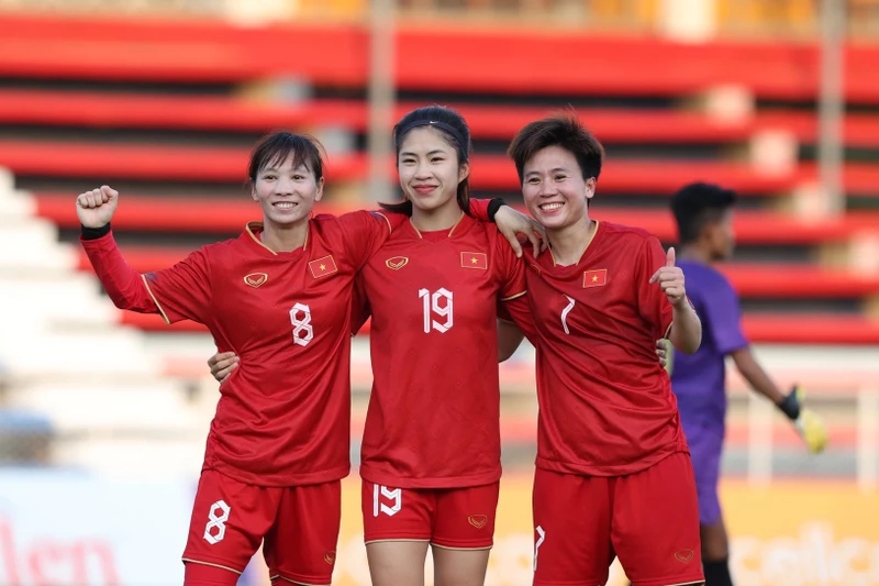 Thanh Nhã (giữa) ăn mừng bàn thắng thứ hai của đội tuyển nữ Việt Nam. (Ảnh: Hoàng Linh)