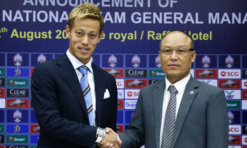 Chủ tịch Liên đoàn Bóng đá Campuchia Sao Sokha (phải) và huấn luyện viên Keisuke Honda trong lễ ký hợp đồng năm 2018. (Ảnh: FFC)