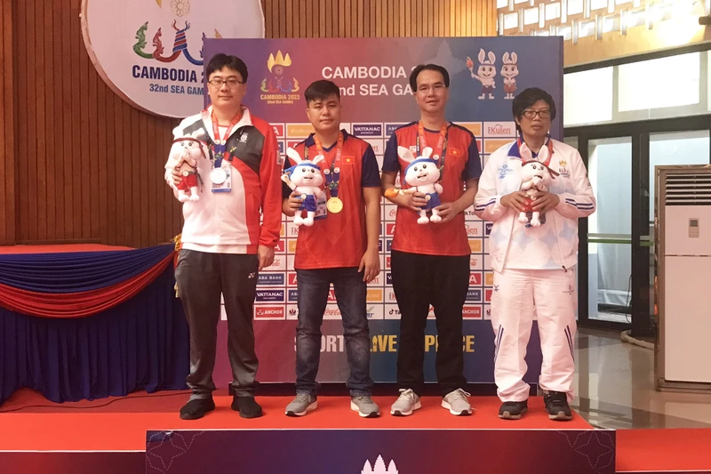 Kỳ thủ Lại Lý Huỳnh (thứ 2 từ trái qua) xuất sắc giành Huy chương Vàng môn cờ tướng.