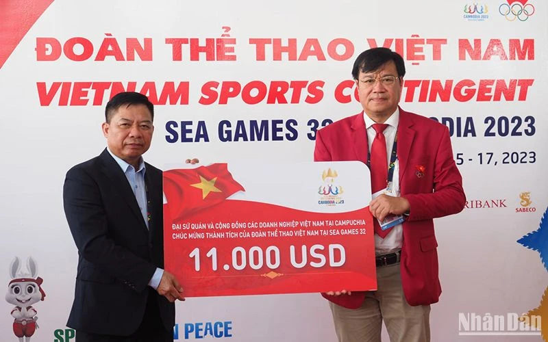 Tặng quà chúc mừng thành tích thi đấu của Đoàn Thể thao Việt Nam tại SEA Games 32.