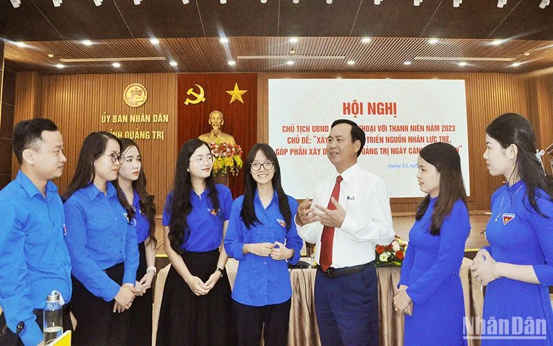 Chủ tịch Ủy ban nhân dân tỉnh Quảng Trị Võ Văn Hưng trò chuyện với cán bộ đoàn, đoàn viên, thanh niên.