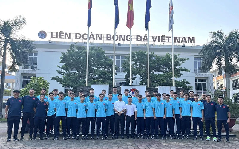 Các thành viên đội tuyển U17 Việt Nam trước giờ lên đường. (Ảnh: VFF)