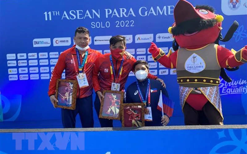 Kình ngư Võ Huỳnh Anh Khoa (giữa) xuất sắc giành Huy chương Vàng đầu tiên cho Đoàn thể thao người khuyết tật Việt Nam tại ASEAN Para Games lần thứ 11. (Ảnh: TTXVN)