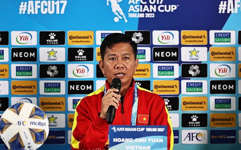 Huấn luyện viên Hoàng Anh Tuấn trả lời phỏng vấn tại buổi họp báo. (Ảnh: VFF)