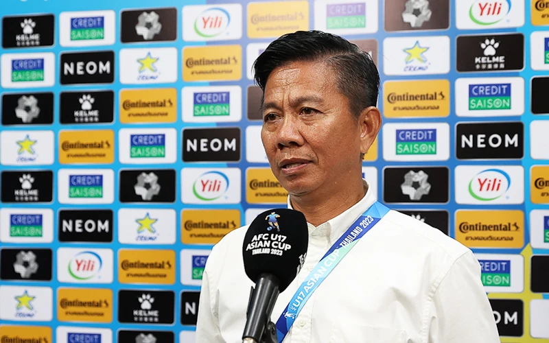 Huấn luyện viên Hoàng Anh Tuấn trả lời họp báo sau trận thua U17 Uzbekistan 0-1, tối 23/6. (Ảnh: AFC)