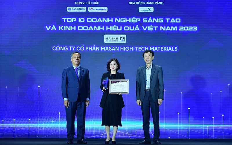 Đại diện MHT nhận chứng nhận và Cup Top 10 Doanh nghiệp kinh doanh hiệu quả và đổi mới sáng tạo Việt Nam 2023.