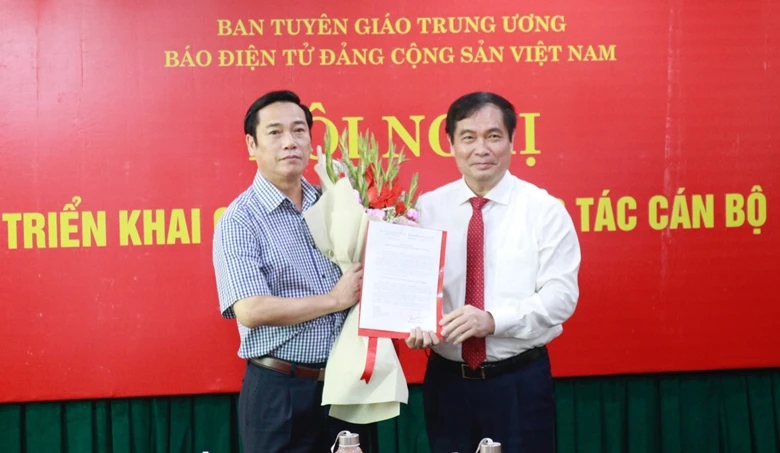 Phó Trưởng Ban Tuyên giáo Trung ương Phan Xuân Thủy trao Quyết định và tặng hoa chúc mừng đồng chí Nguyễn Công Dũng.
