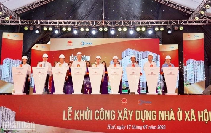 Các đại biểu tiến hành lễ khởi công hơn 1.000 căn hộ nhà ở xã hội tại Thừa Thiên Huế.