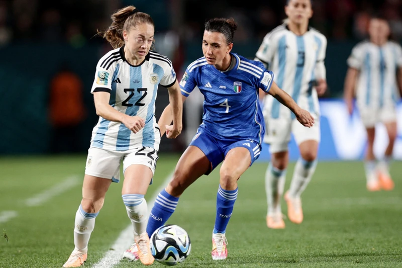 Đội tuyển nữ Italia 2 lần làm tung lưới đội tuyển nữ Argentina nhưng đều không được công nhận bàn thắng. (Ảnh: Reuters)