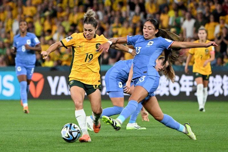 Đội tuyển nữ Australia nỗ lực phòng ngự trước sức ép liên tục từ đội tuyển nữ Pháp.(Ảnh: Reuters)