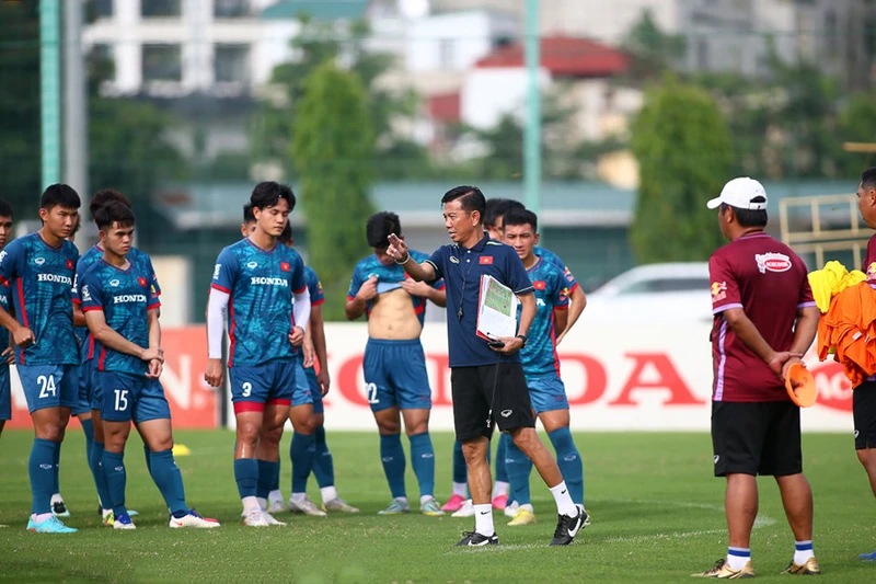Huấn luyện viên Hoàng Anh Tuấn và các tuyển thủ U23 trong buổi tập. (Ảnh: VFF)