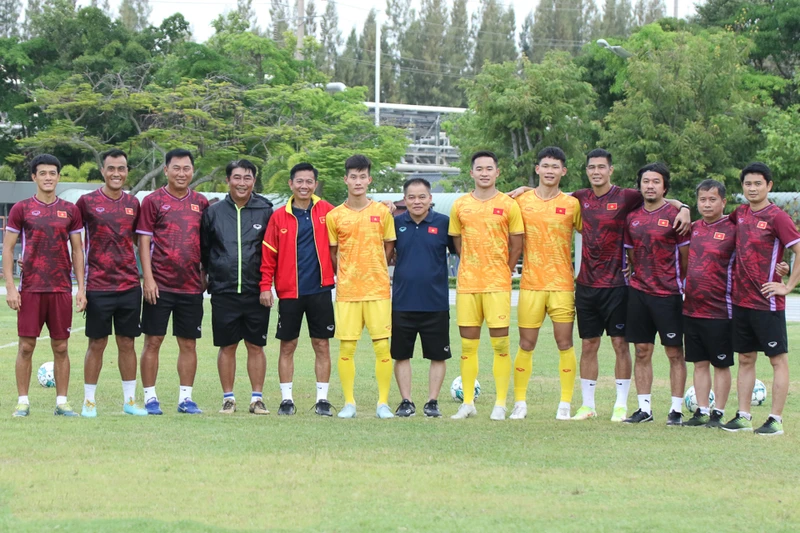 Ban huấn luyện chia tay 3 cầu thủ U23 Việt Nam trở về nước. (Ảnh: VFF)