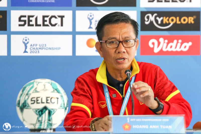 Huấn luyện viên Hoàng Anh Tuấn phát biểu tại buổi họp báo trước trận bán kết gặp U23 Malaysia. (Ảnh: VFF)