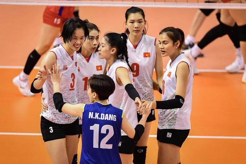 Đội tuyển bóng chuyền nữ Việt Nam thi đấu cống hiến trước Nhật Bản. (Ảnh: AVC)