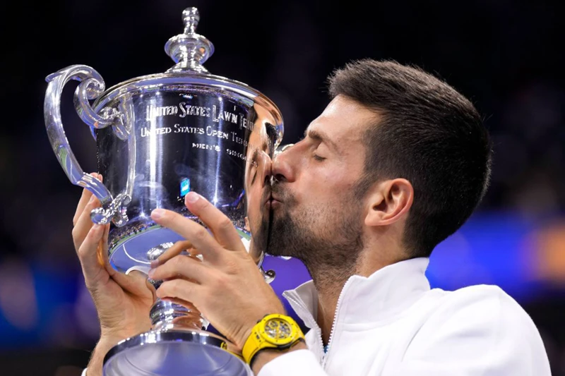 Novak Djokovic và Cúp vô địch US Open 2023. (Ảnh: CNN)