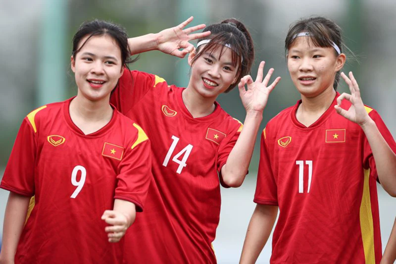 Các tuyển thủ U17 Việt Nam hứng khởi trên sân tập. (Ảnh: VFF)