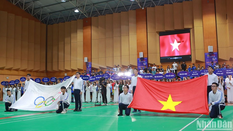 Các đội, ban trọng tài cùng toàn thể đại biểu tham dự Lễ khai mạc thực hiện nghi thức chào cờ. 
