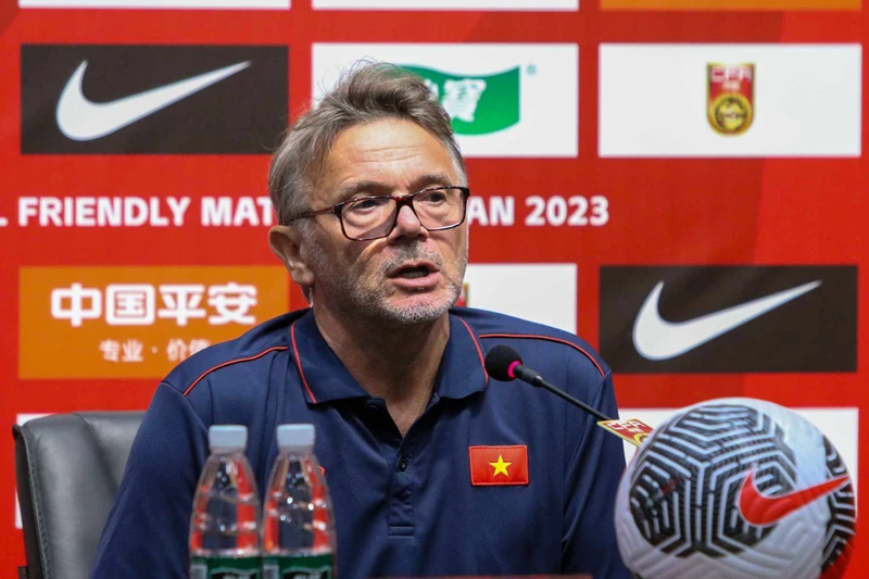 Huấn luyện viên Philippe Troussier phát biểu tại buổi họp báo tối 9/10 (theo giờ Việt Nam). (Ảnh: VFF)