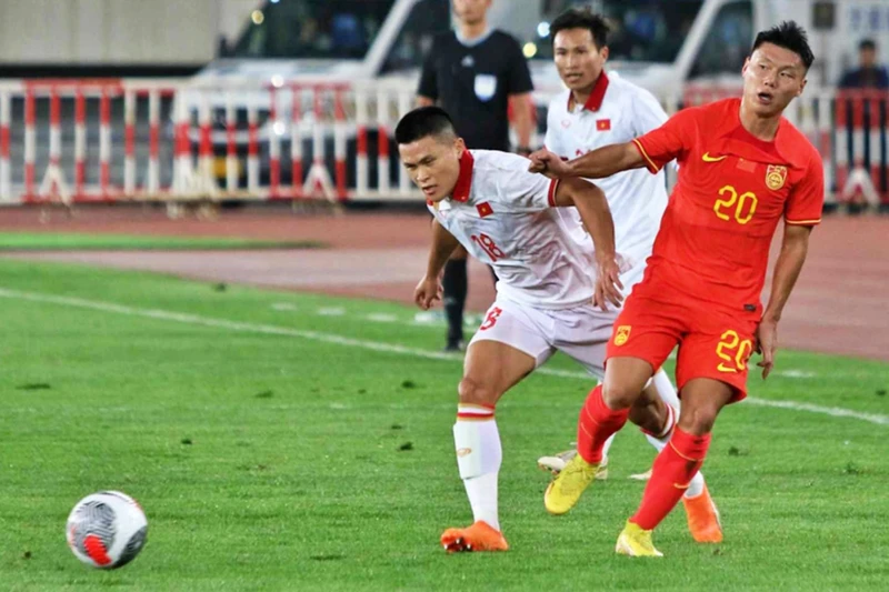 Đội tuyển Việt Nam bất ngờ nhận bàn thua dù đang có thế trận tốt trước chủ nhà Trung Quốc. (Ảnh: VFF)