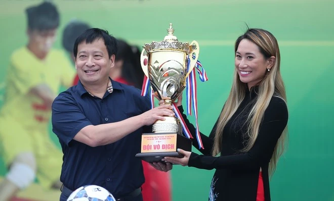 Ông Nguyễn Thanh Bình - Trưởng Ban tổ chức giải nâng chiếc cúp vô địch tượng trưng cùng bà Vũ Phương Thanh - Đại sứ thương hiệu Number 1 Active - Tập đoàn Tân Hiệp Phát.