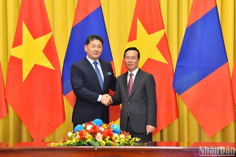 Chủ tịch nước Võ Văn Thưởng và Tổng thống Mông Cổ Ukhnaagiin Khurelsukh chụp ảnh chung tại buổi hội đàm. (Ảnh: THỦY NGUYÊN)