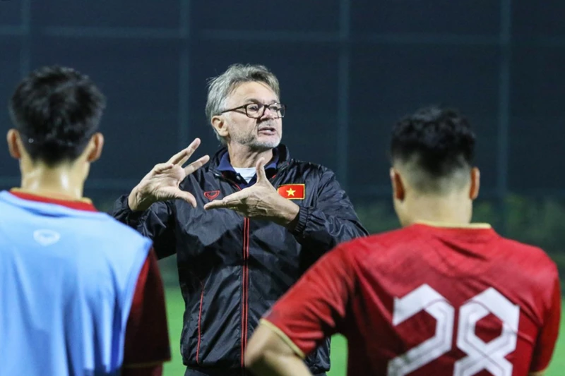 Huấn luyện viên Troussier công bố danh sách rút gọn đội tuyển Việt Nam. (Ảnh: VFF)