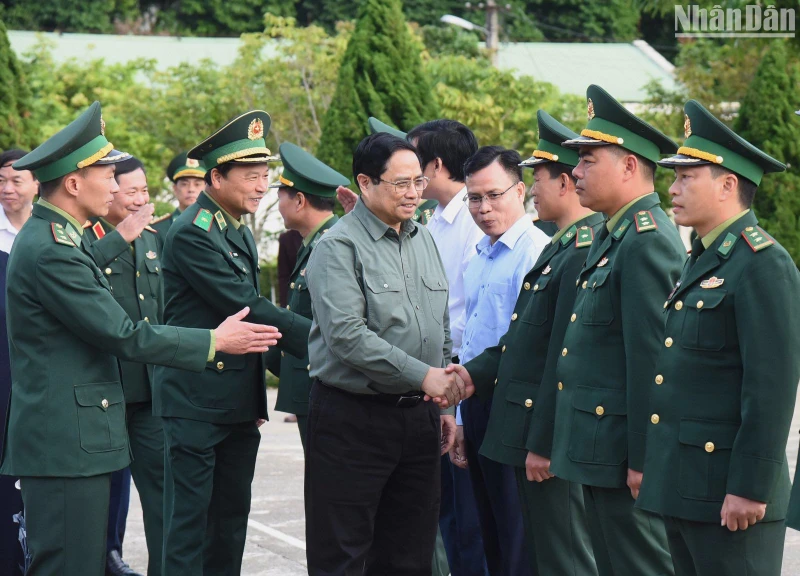 Thủ tướng Phạm Minh Chính thăm Đồn Biên phòng Huổi Luông. 