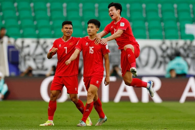 Đình Bắc (số 15) gỡ hòa 1-1 cho tuyển Việt Nam. (Ảnh: Reuters)