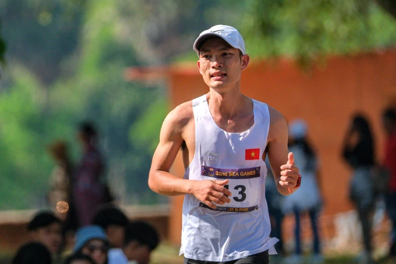 Hoàng Nguyên Thanh trên đường chạy marathon tại SEA Games 32. (Ảnh: NAM TRẦN)