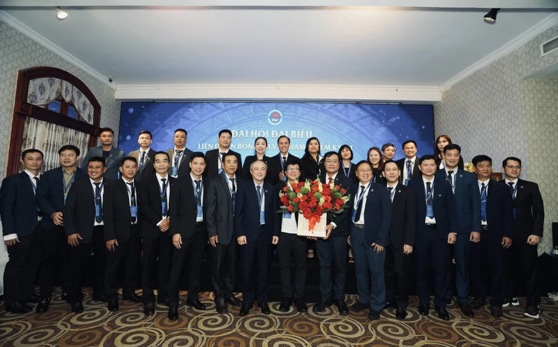 Cục trưởng Thể dục-Thể thao Đặng Hà Việt (bên phải, cà-vạt đỏ) tặng hoa Chủ tịch Liên đoàn Bóng rổ Việt Nam nhiệm kỳ VII Nguyễn Hoàng Bảo. 