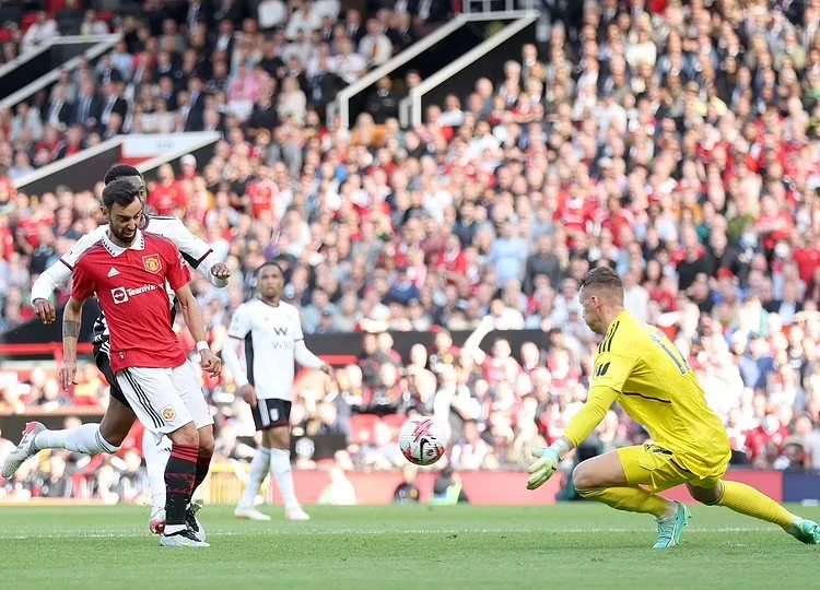 Bruno Fernandes ghi bàn đem về chiến thắng muộn màng cho Manchester United trước Fulham. Ảnh: Premier League