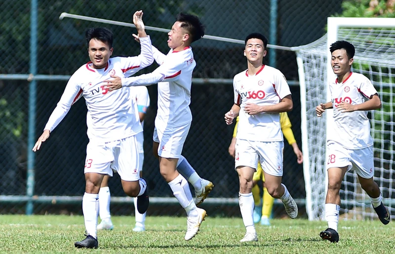 Các cầu thủ U19 Thể Công Viettel ăn mừng bàn thắng duy nhất để chiến thắng U19 Sông Lam Nghệ An. 
