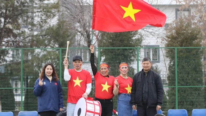 Các cổ động viên Việt Nam tại Tashkent (Uzbekistan) tới cổ vũ trận đấu tập giữa đội tuyển U20 nữ Việt Nam gặp U20 nữ Uzbekistan. (Ảnh: VFF)