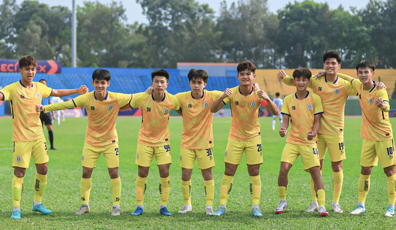 Các cầu thủ U19 Hà Nội ăn mừng chiến thắng chung cuộc. (Ảnh: VFF)