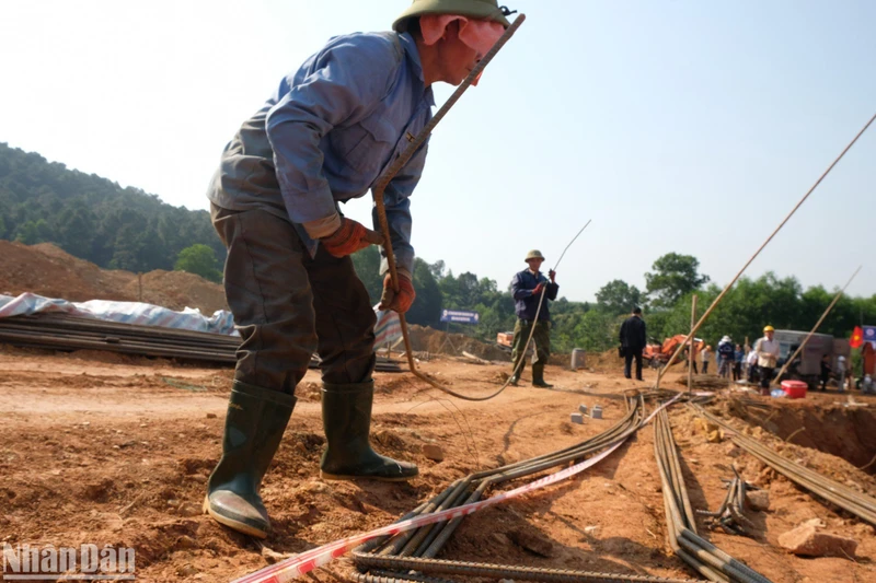 Các công nhân gấp rút thi công công trình cột móng tại Nghệ An. 