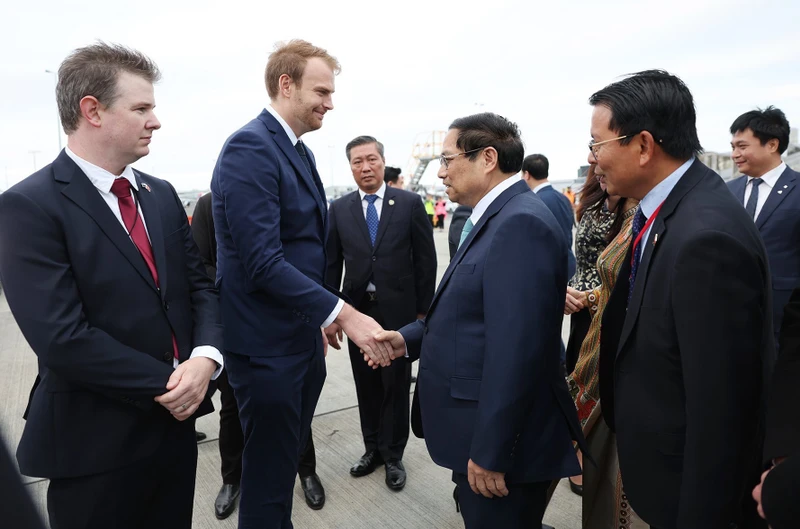 Đại diện Chính phủ New Zealand tiếp đón Thủ tướng Phạm Minh Chính tại sân bay quốc tế Auckland. (Ảnh: DƯƠNG GIANG/TTXVN)