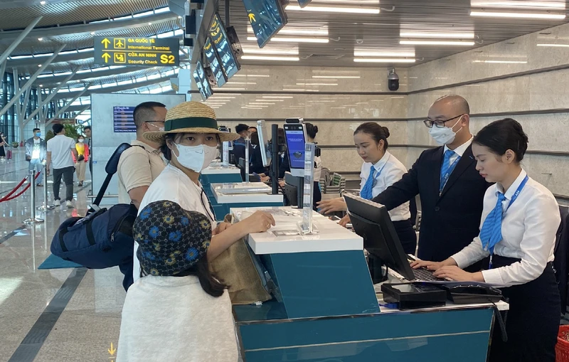 Hành khách làm thủ tục check in tại sân bay quốc tế Phú Bài (Huế).