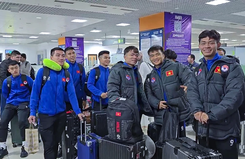 Đội tuyển U23 Việt Nam tại sân bay quốc tế Dushanbe (Tajikistan). (Ảnh: VFF)