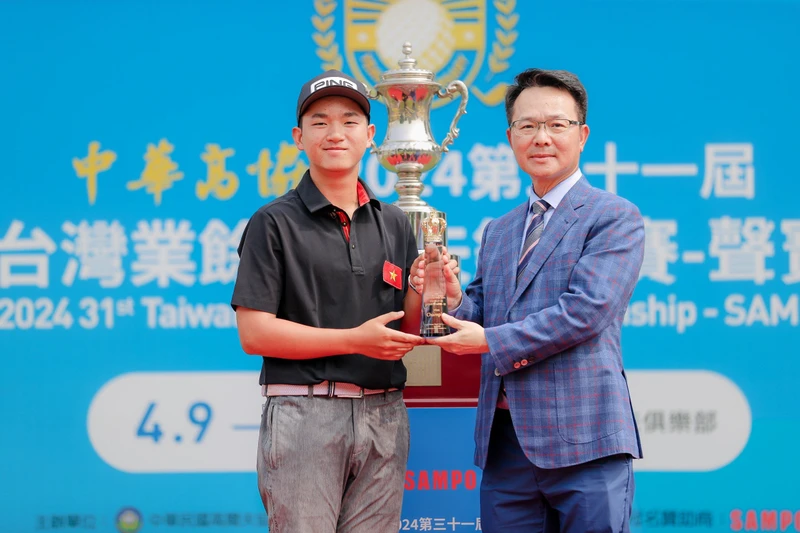 Tuyển thủ golf sinh năm 2007 - Nguyễn Anh Minh nhận danh hiệu vô địch. 