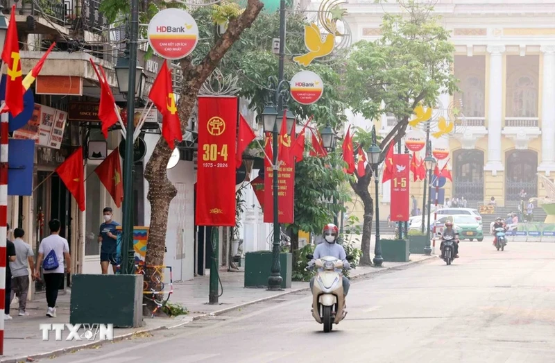 Hà Nội rực rỡ chào mừng 49 năm Ngày Giải phóng miền Nam, thống nhất đất nước. (Ảnh: Phạm Kiên/TTXVN)