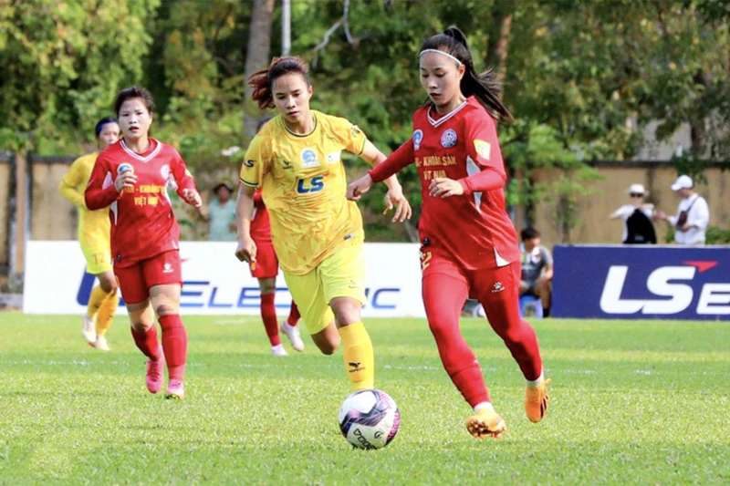 Than Khoáng sản Việt Nam (áo đỏ) hòa 1-1 trước đối thủ TP Hồ Chí Minh I. (Ảnh: VFF)